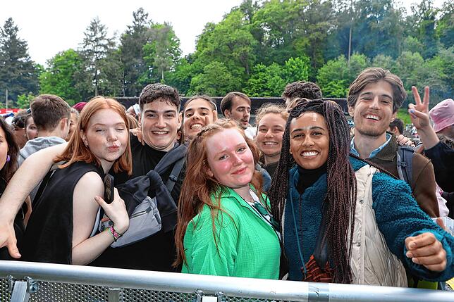 Bild 22: Strahlende Festival-Fans! Am ersten Nachmittag steigt die Stimmung