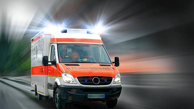 Ein Rettungswagen unterwegs zum Einsatzort. (Symbolbild) In Rheinfelden ist ein 35-Jähriger bei Arbeiten an einer Solaranlage vom Dach ...