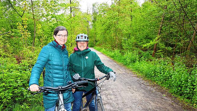 Bettina Biehrer und Sabine Schmachtenberger ist der Lorettowald wichtig. Sie beobachten, dass immer häufiger Bäume umstürzen und viele ...
