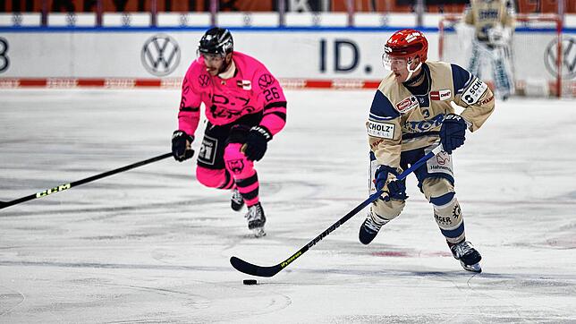 Der Schwenninger Teemu Pulkkinen (rechts) erzielte zwar den Treffer zum 3:3, in der Verlängerung hatte aber Wolfsburg (links Phil ...