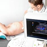 Ein Mediziner untersucht die Niere eines Patienten mit einem Ultraschallgerät.