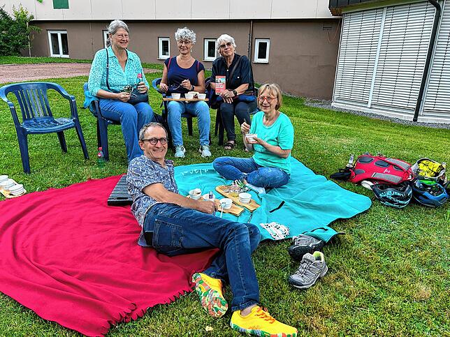 Picknick beim Sommertheater: Anne Forster, Gabi Scheithauer, Monika Widua, Elke Wiegard (von links) und Herbert Spath genießen Kulinarik ...