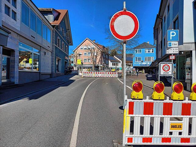 Auf der B-33-Ortsdurchfahrt/Ravensburger Straße und auch direkt im Kreuzungsbereich B33/Stadtgraben wird mehrfach auf die Baustelle und ...