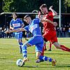 Der St. Georgener Maxim Garbusow (blaues Trikot) im Kampf um den Ball mit Marven Schwarz von der SG Mönchweiler/Peterzell, im ...