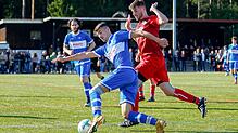 Der St. Georgener Maxim Garbusow (blaues Trikot) im Kampf um den Ball mit Marven Schwarz von der SG Mönchweiler/Peterzell, im ...