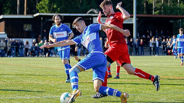 Der St. Georgener Maxim Garbusow (blaues Trikot) im Kampf um den Ball mit Marven Schwarz von der SG Mönchweiler/Peterzell, im ...