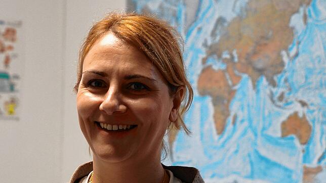 Miglena Abrasheva (42) ist für den Jugendmigrations- und Migrationsfachdienst der Caritas in Singen tätig. Die Weltkarte in ihrem Büro ...