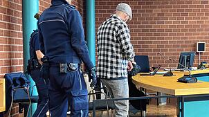 Vor dem Landgericht Konstanz ist ein 37-Jähriger wegen versuchten Totschlags angeklagt. Dieses Bild entstand am ersten Prozesstag Anfang ...