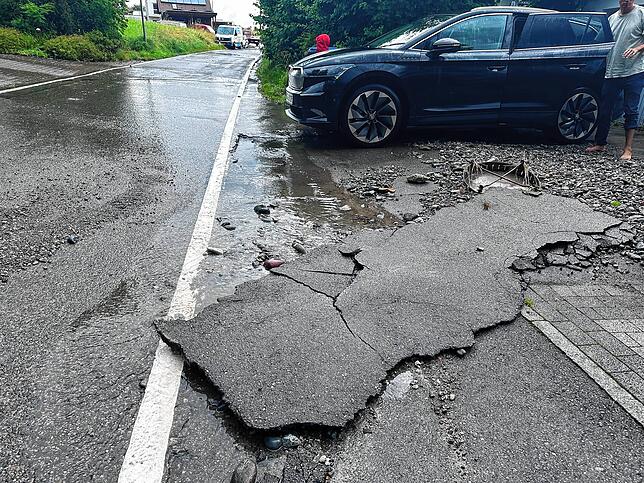 Die Kraft der Wassermassen war so stark, dass Schachtdeckel aus ihren Verankerungen gerissen und Teile des Straßenasphalts ...