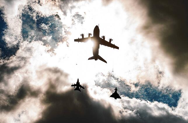 Ein Größenvergleich: In der Mitte ein militärischer Transporter vom Typ Airbus A 400 M, links ein Kampfjet „Panavia 200 ...