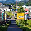 Der Lastwagenstau verstopft nicht nur regelmäßig die B&nbsp;34, sondern reicht vom Zollhof bis ins Kaitle und manchmal sogar bis auf die ...