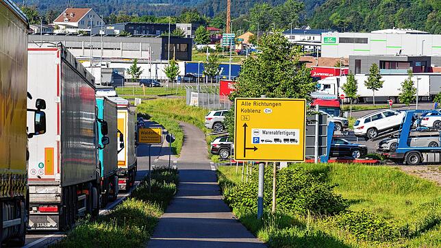 Der Lastwagenstau verstopft nicht nur regelmäßig die B&nbsp;34, sondern reicht vom Zollhof bis ins Kaitle und manchmal sogar bis auf die ...