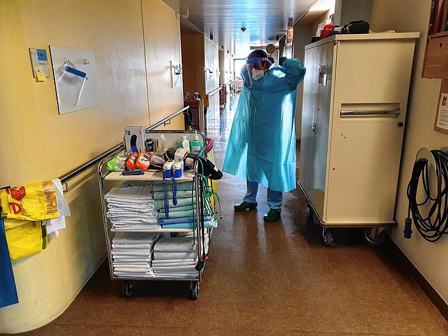Arbeiten auf der Covid-Station des Klinikums Friedrichshafen, hier noch während dritten Welle. Inzwischen rollte die vierte auch durch ...
