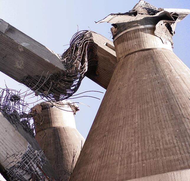 Ein Gewirr aus Stahl und Beton nach der Sprengung. Bagger und Brecher sorgten bis 2008 für den vollständigen Abbruch.