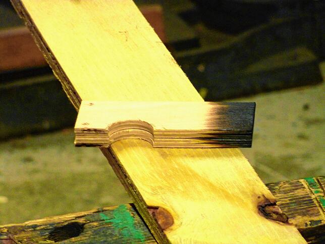 Schwarze Spitze: Das Holz wird von Hand abgeflämmt.