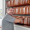 Gruppenleiter der Jugendhilfe im Strafverfahren, Theo Rüttinger, vor dem Aktenschrank mit all den Fällen von jugendlichen Straftätern. ...