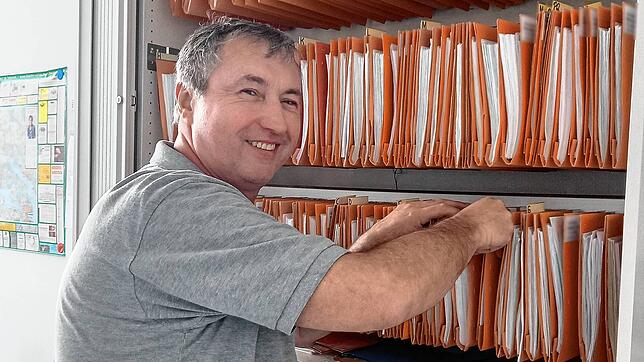 Gruppenleiter der Jugendhilfe im Strafverfahren, Theo Rüttinger, vor dem Aktenschrank mit all den Fällen von jugendlichen Straftätern. ...