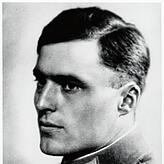 Claus Schenk Graf von Stauffenberg: Er diente als Offizier in Afrika, wurde dort schwer verletzt und erdachte dann in Berlin die Pläne ...