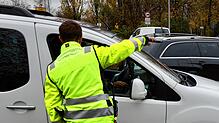 (Arcivbild) Sie tun ihr Bestes, aber eigentlich müsste die Stadt ihr Verkehrsproblem anders in den Griff bekommen: Der Einsatz der ...