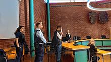 Einer der drei Beschuldigten, die wegen unter anderem gemeinschaftlichen Raubes vor Gericht standen, wurde aus der U-Haft in den ...