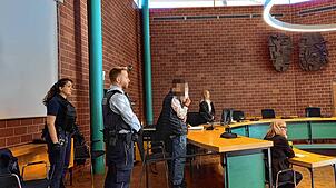 Einer der drei Beschuldigten, die wegen unter anderem gemeinschaftlichen Raubes vor Gericht standen, wurde aus der U-Haft in den ...