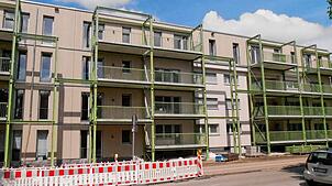 Die Sanierung eines Bestandsgebäudes der städtischen Wohnungsbaugesellschaft Rheinfelden an der Werderstraße, wo unter anderem Balkone ...