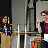 Die Grünen Landtagsabgeordneten Nese Erikli (links) und Jutta Niemann informieren im Zunfthaus der Narizella Ratoldi über die derzeitige ...
