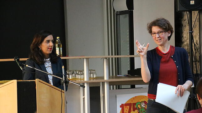 Die Grünen Landtagsabgeordneten Nese Erikli (links) und Jutta Niemann informieren im Zunfthaus der Narizella Ratoldi über die derzeitige ...