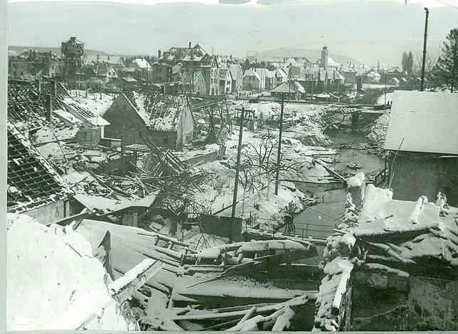 Ein Bild der Verwüstung: Entlang des Aachkanals waren die Auswirkungen der Bombeneinschläge am Heftigsten. Im Hintergrund ist der Turm ...
