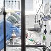 Szene auf einer Intensivstation in Italien, Brescia: Medizinisches Personal behandelt am 19. März einen Patienten.