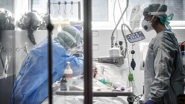 Szene auf einer Intensivstation in Italien, Brescia: Medizinisches Personal behandelt am 19. März einen Patienten.