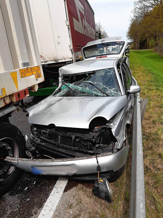 Bei einem Unfall auf der B313 bei Schwackenreute ist ein Auto zwischen Lastwagen und Leitplanke eingeklemmt worden.