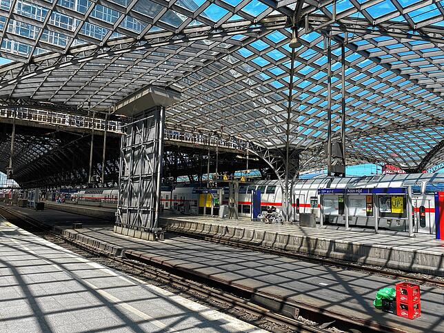 Vom Kölner Hauptbahnhof ging es direkt in Richtung Fernsehstudio.