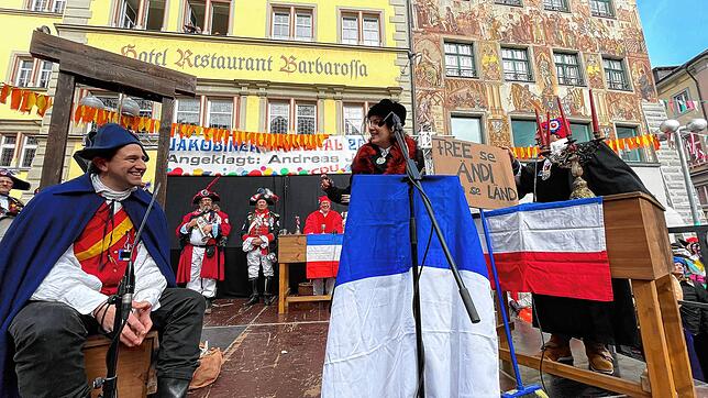 Bild 33: Schmotziger Dunschtig: Auf dem Obermarkt fällt das Jakobiner-Tribunal sein Urteil