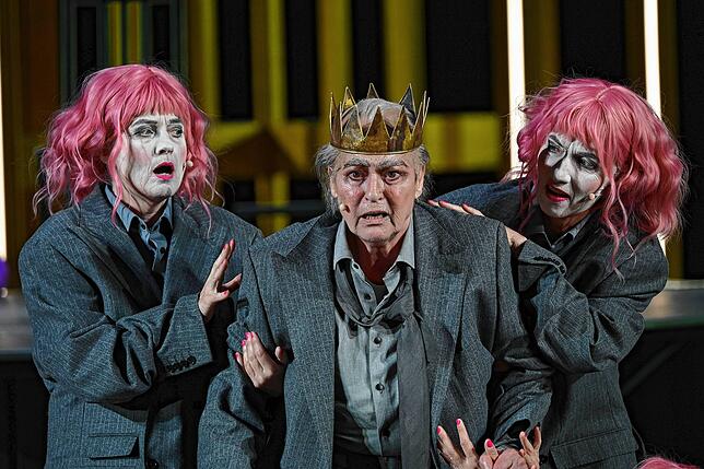 Charlotte Schwab (Mitte) als König Lear 2024 bei den Bad Hersfelder Festspielen.