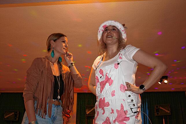 Bild 19: Gasthaus in Aftholderberg im Zeichen der Cowgirls – Schunkeln und Mitsingen beim Weiberball!