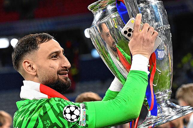 Torwart Gianluigi Donnarumma von Paris feiert mit dem Champions-League-Pokal.