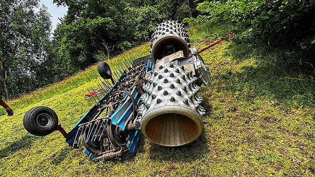 Mit dieser selbstfahrenden Maschine sollten die Mäharbeiten in dem Steilhang erledigt werden.