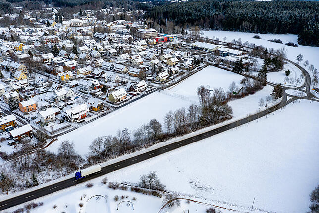 Luftbild vom geplanten Baugelände für den neuen Aldi in Königsfeld.
