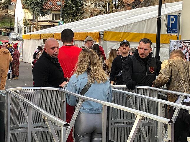 Bild 1: So schön war die Hoorige Mess&lsquo; in Tiengen: Wir haben die größte Straßenfasnacht der Region in Bildern und Videos festgehalten