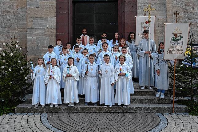 Einen Festgottesdienst gab es anlässlich der Erstkommunionfeier in Döggingen. Zur Erstkommunion gingen: Lena Baumeister, Jannis Blatter, ...