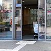 Eine Frau verlässt mit dem Kinderwagen das Klinikum Konstanz. Der Kreißsaal soll ab dem 1. April wieder in den Normalbetrieb übergehen.