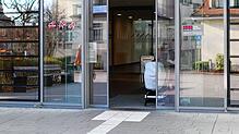 Eine Frau verlässt mit dem Kinderwagen das Klinikum Konstanz. Der Kreißsaal soll ab dem 1. April wieder in den Normalbetrieb übergehen.