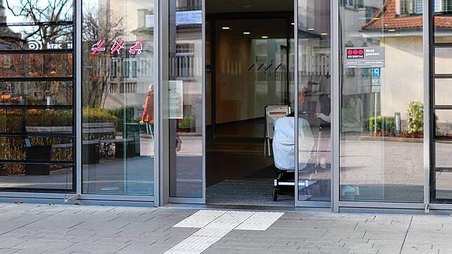 Eine Frau verlässt mit dem Kinderwagen das Klinikum Konstanz. Der Kreißsaal soll ab dem 1. April wieder in den Normalbetrieb übergehen.