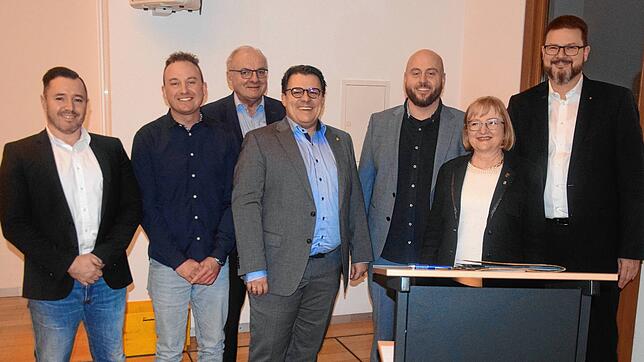 Der neu gewählte Vorstand (von links): Uwe Böhler, Cedric Kübeck, Thomas Gehr, Oliver Fischer, Vorsitzender Simon Kühn, die Rheinfelder ...