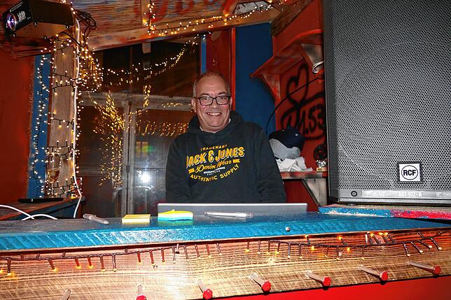 Bild 15: Gäste feiern Après-Ski-Party im Gasthaus „Löwen“ zur Musik von DJ Aleks. Hüttengaudi ist ein Hit.