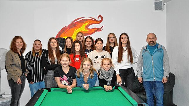 Laura Wittau (Zweite von rechts) wurde von der Mädchengruppe sowie Sasa Hustic (rechts) und Hauptamtsleiterin Nicole Schautzgy begrüßt. ...