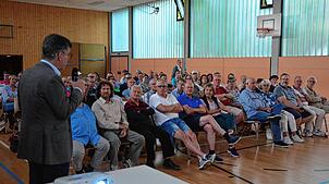 Gut besucht: der Informationsabend zum Starkregenmanagement in der Mehrzweckhalle in Leimbach. Bürgermeister Georg Riedmann (links) ...