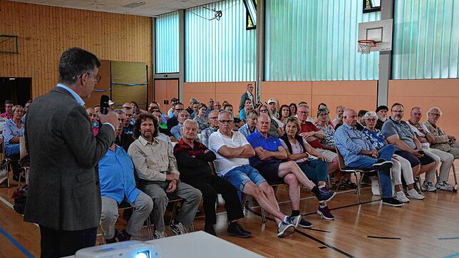 Gut besucht: der Informationsabend zum Starkregenmanagement in der Mehrzweckhalle in Leimbach. Bürgermeister Georg Riedmann (links) ...