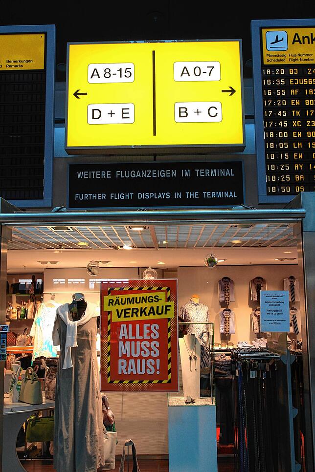 Alles muss raus. Nicht nur in diesem Geschäft am Berliner Flughafen Tegel.